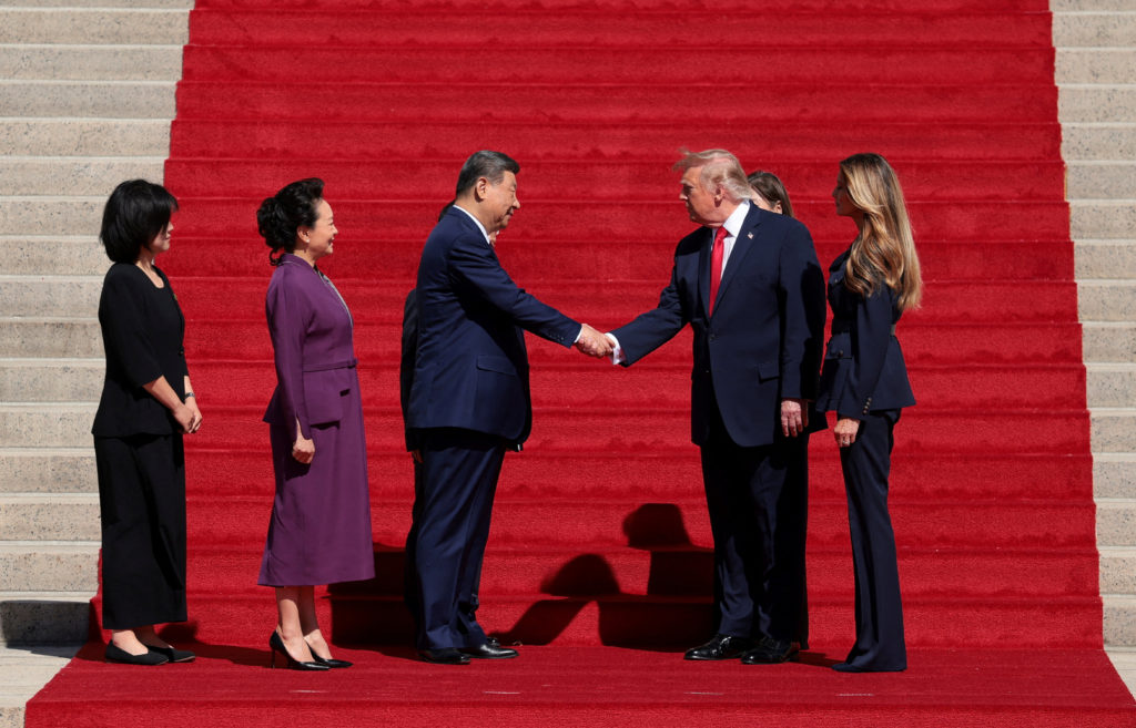 习近平与特朗普在美国国事访问期间握手（2026-09-25）。图：AP（经 PBS 转载；摄影 Reuters）